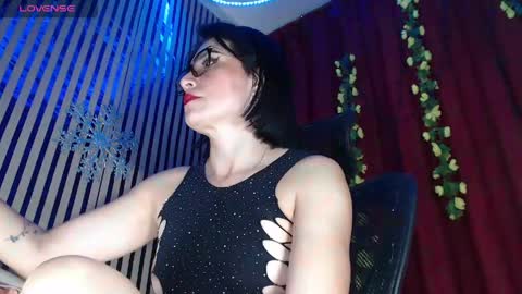 Snapshot of milfsexx_ chatting on 05-13-26, 11:33 Andrea online show from 05-13-26, 11:33