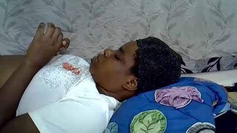 Snapshot of milk_titz chatting on 02-11-25, 06:22 kinwity online show from 02-11-25, 06:22