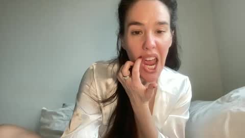 Snapshot of milkandhoneylullabies chatting on 01-15-25, 11:21 Milk online show from 01-15-25, 11:21