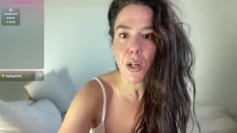 Snapshot of milkandhoneylullabies chatting on 10-15-25, 12:38 Milk online show from 10-15-25, 12:38