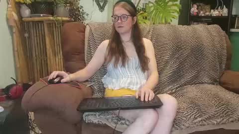 Snapshot of milkyseaofpeach chatting on 01-03-25, 10:40 Peach Doll online show from 01-03-25, 10:40