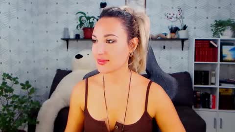 Snapshot of millaxqueen chatting on 10-24-25, 04:25 MillaXQueen online show from 10-24-25, 04:25