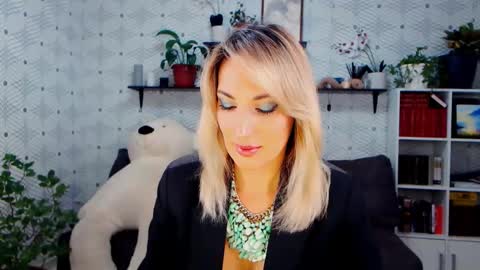 MillaXQueen online show from 11-18-25, 02:43