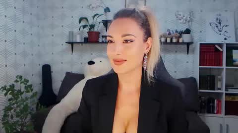 MillaXQueen online show from 06-07-26, 10:08