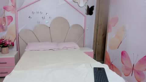Snapshot of millieskinny18 chatting on 06-04-26, 03:01 Miley online show from 06-04-26, 03:01