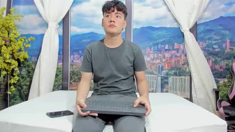 miltondelis online show from 09-25-25, 03:32