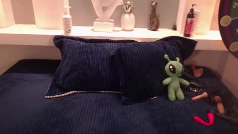 Milu Wallace  online show from 10-25-25, 01:13