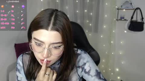 Snapshot of mily_thomson_b chatting on 03-12-25, 02:09 Mily online show from 03-12-25, 02:09