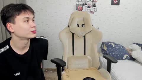 Snapshot of milymi_ chatting on 02-22-25, 02:52 Milena and Jasper online show from 02-22-25, 02:52