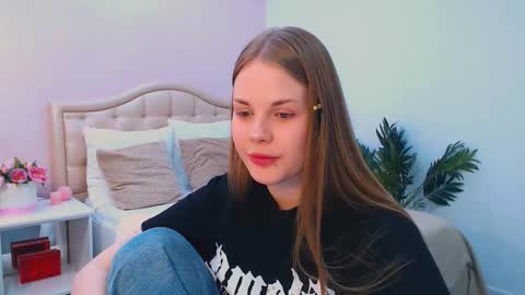 Snapshot of mimicass chatting on 10-28-25, 03:04 Kelly online show from 10-28-25, 03:04