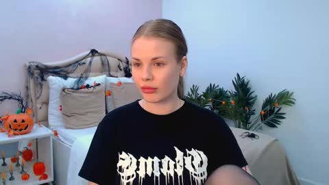 Snapshot of mimicass chatting on 10-30-25, 01:12 Kelly online show from 10-30-25, 01:12