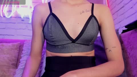 Minji online show from 01-22-25, 11:45