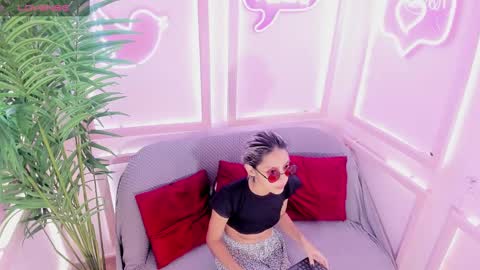 Minji online show from 03-08-25, 11:37