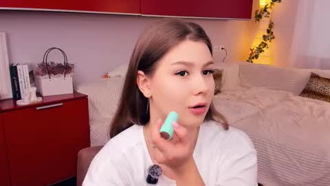 Snapshot of minditrelles chatting on 10-09-25, 07:17 Mindi online show from 10-09-25, 07:17