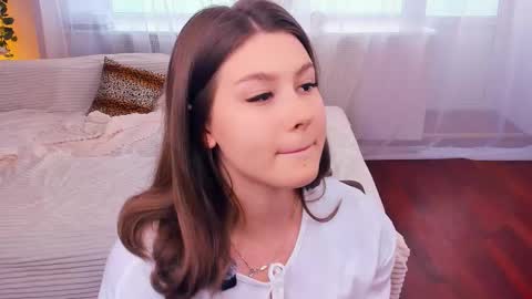 Snapshot of minditrelles chatting on 10-11-25, 07:18 Mindi online show from 10-11-25, 07:18