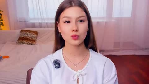 Snapshot of minditrelles chatting on 10-15-25, 07:19 Mindi online show from 10-15-25, 07:19