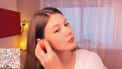 Snapshot of minditrelles chatting on 10-22-25, 07:30 Mindi online show from 10-22-25, 07:30