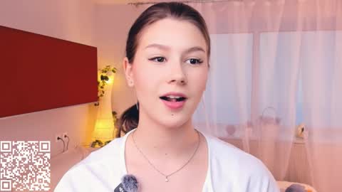 Snapshot of minditrelles chatting on 10-24-25, 07:16 Mindi online show from 10-24-25, 07:16