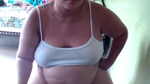 Snapshot of minnie_bbw69 chatting on 03-10-25, 01:10 Andrea online show from 03-10-25, 01:10