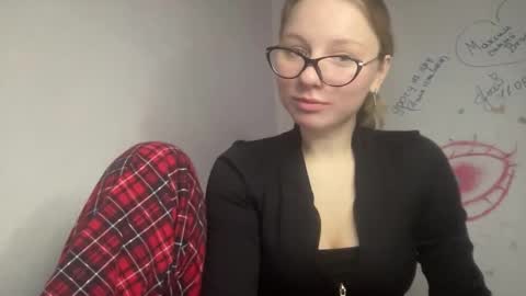 Snapshot of miraaroma chatting on 09-22-25, 10:28 Stellary online show from 09-22-25, 10:28