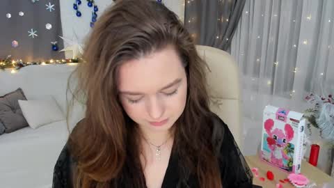 Snapshot of miraclecurly chatting on 12-18-24, 10:35 Emma online show from 12-18-24, 10:35