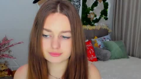 Snapshot of miraclecurly chatting on 12-22-24, 05:53 Emma online show from 12-22-24, 05:53