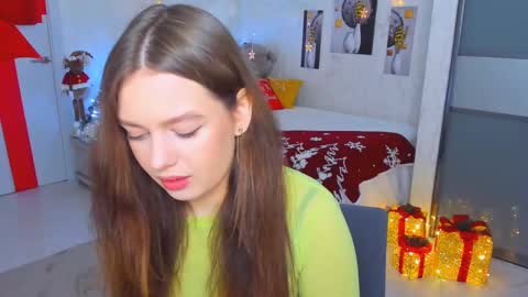 Snapshot of miraclecurly chatting on 12-23-24, 10:10 Emma online show from 12-23-24, 10:10