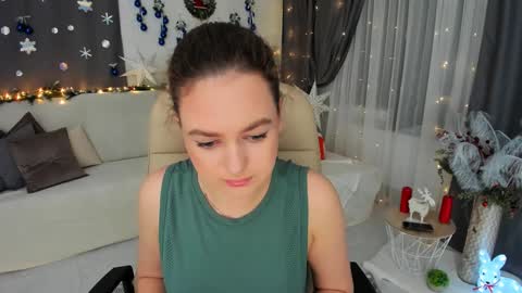 Snapshot of miraclecurly chatting on 12-25-24, 07:24 Emma online show from 12-25-24, 07:24