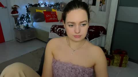 Snapshot of miraclecurly chatting on 12-27-24, 02:14 Emma online show from 12-27-24, 02:14