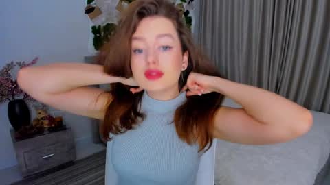Snapshot of miraclecurly chatting on 12-29-24, 01:13 Emma online show from 12-29-24, 01:13