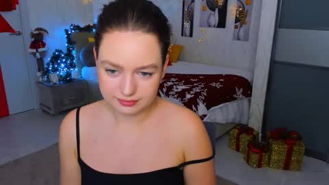 Snapshot of miraclecurly chatting on 01-09-25, 10:31 Emma online show from 01-09-25, 10:31