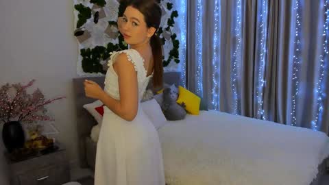 Snapshot of miraclecurly chatting on 01-11-25, 02:15 Emma online show from 01-11-25, 02:15
