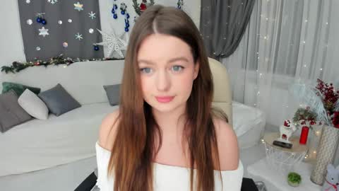 Snapshot of miraclecurly chatting on 01-14-25, 04:29 Emma online show from 01-14-25, 04:29