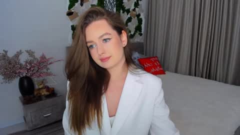 Snapshot of miraclecurly chatting on 01-18-25, 04:10 Emma online show from 01-18-25, 04:10