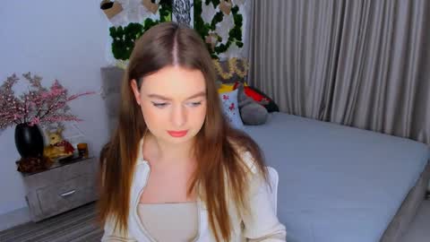Snapshot of miraclecurly chatting on 01-24-25, 04:06 Emma online show from 01-24-25, 04:06