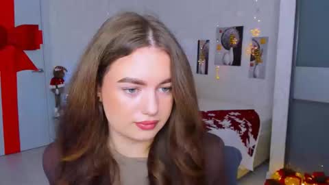 Snapshot of miraclecurly chatting on 01-31-25, 01:33 Emma online show from 01-31-25, 01:33