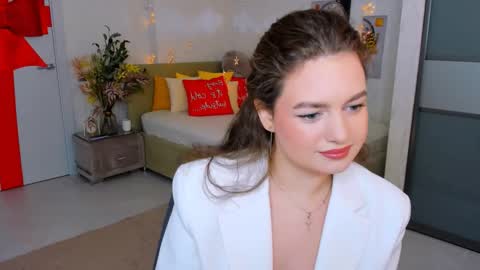 Snapshot of miraclecurly chatting on 02-05-25, 10:08 Emma online show from 02-05-25, 10:08