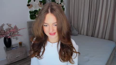 Snapshot of miraclecurly chatting on 02-08-25, 01:22 Emma online show from 02-08-25, 01:22