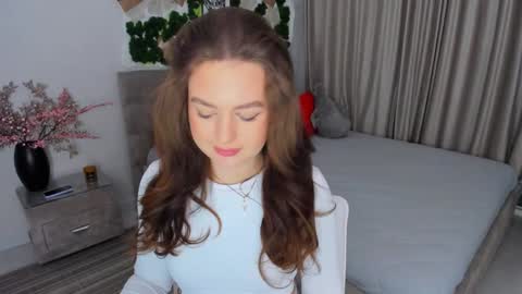 Snapshot of miraclecurly chatting on 02-08-25, 04:36 Emma online show from 02-08-25, 04:36