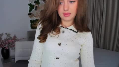 Snapshot of miraclecurly chatting on 02-10-25, 10:40 Emma online show from 02-10-25, 10:40