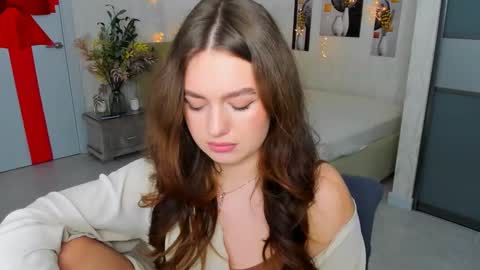 Snapshot of miraclecurly chatting on 02-11-25, 07:27 Emma online show from 02-11-25, 07:27