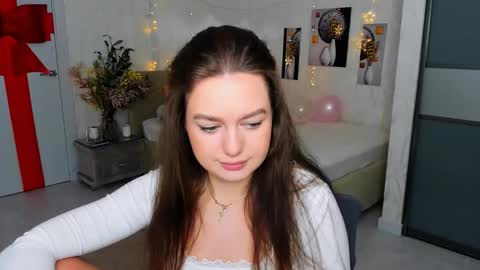 Snapshot of miraclecurly chatting on 02-13-25, 04:17 Emma online show from 02-13-25, 04:17