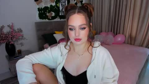 Snapshot of miraclecurly chatting on 02-22-25, 10:07 Emma online show from 02-22-25, 10:07
