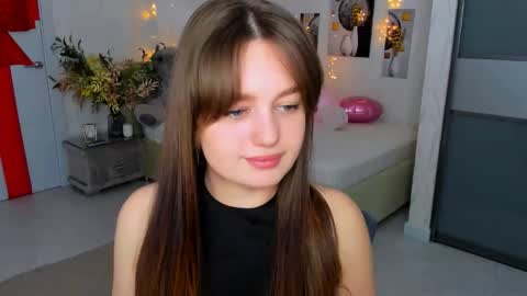 Snapshot of miraclecurly chatting on 03-05-25, 01:31 Emma online show from 03-05-25, 01:31