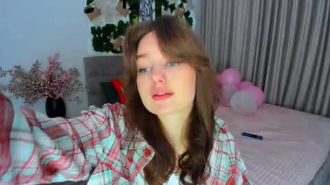 Snapshot of miraclecurly chatting on 03-05-25, 10:43 Emma online show from 03-05-25, 10:43