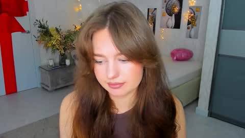 Snapshot of miraclecurly chatting on 03-06-25, 07:43 Emma online show from 03-06-25, 07:43