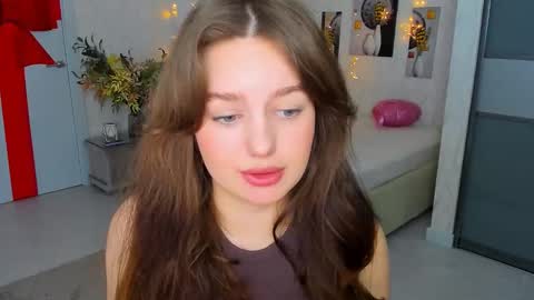 Snapshot of miraclecurly chatting on 03-06-25, 10:47 Emma online show from 03-06-25, 10:47
