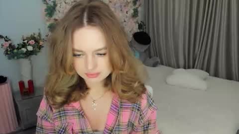 Snapshot of miraclecurly chatting on 09-15-25, 04:40 Emma online show from 09-15-25, 04:40