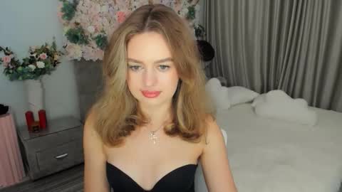 Snapshot of miraclecurly chatting on 09-16-25, 06:09 Emma online show from 09-16-25, 06:09