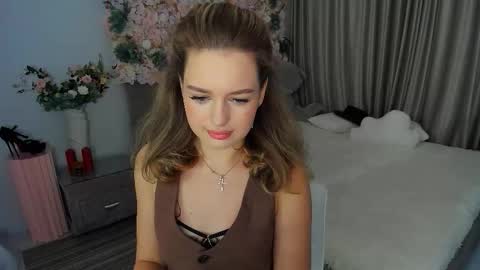 Snapshot of miraclecurly chatting on 09-21-25, 10:06 Emma online show from 09-21-25, 10:06